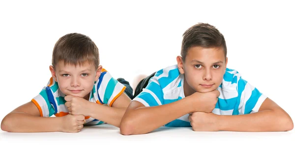 Dos hermanos sonrientes en el suelo —  Fotos de Stock