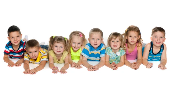 sekiz çocuk yerde yatarken