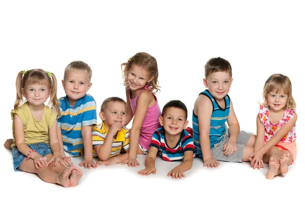 Sete crianças no chão — Fotografia de Stock