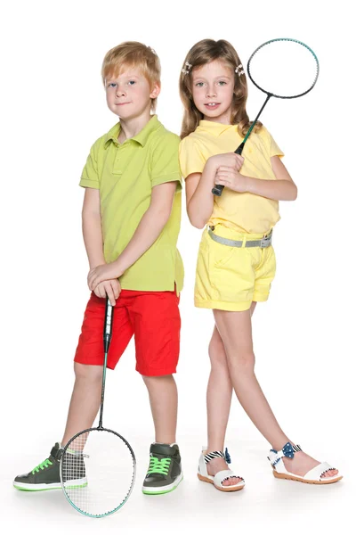 Niños con raqueta de bádminton — Foto de Stock