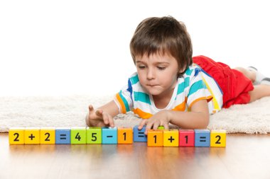 Akıllı çocuk ile halı üzerinde blok