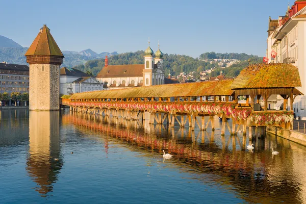 Kapellenbrücke in Luzern bei Sonnenaufgang — Stockfoto