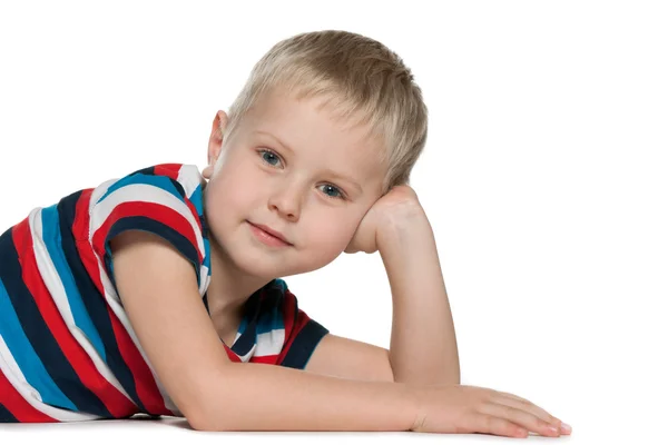 Schattige kleine jongen op de witte — Stockfoto