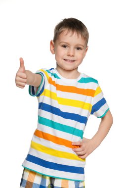 neşeli çocuk baş parmağını havaya