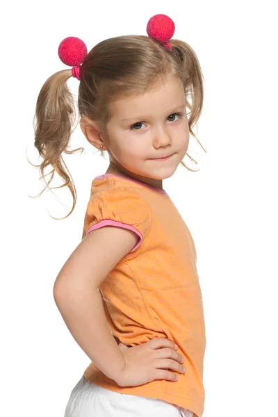 Милая молодая девушка в оранжевой рубашке — стоковое фото
