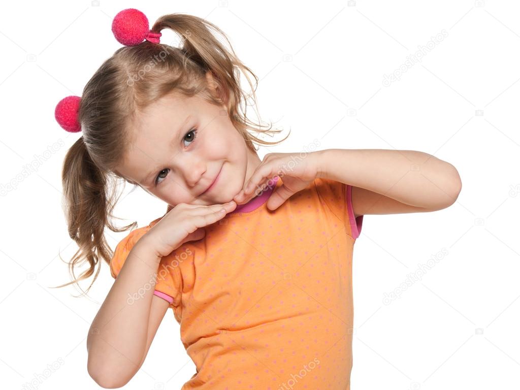 Adorable niña pequeña con camiseta naranja Foto de stock 1758883886