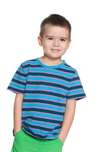 Glimlachend kleine jongen in de gestreepte shirt — Stockfoto