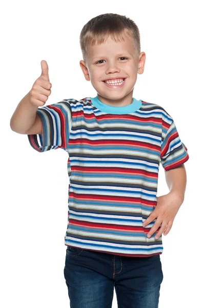 Kleine jongen in de gestreepte shirt houdt zijn duim omhoog — Stockfoto