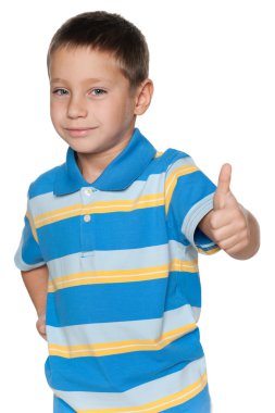 gülümseyen genç çocuğun parmağını havaya