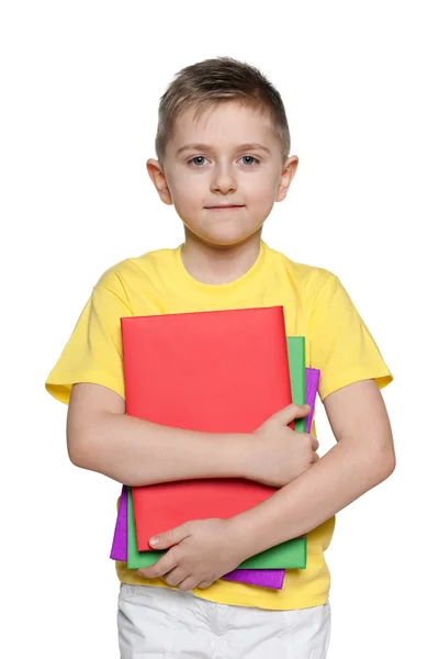 Kleiner Junge im gelben Hemd mit Büchern — Stockfoto