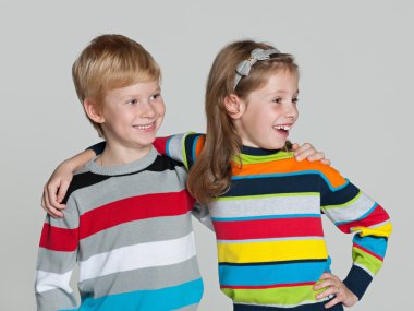 neşeli çocuklar gri arka plan üzerinde