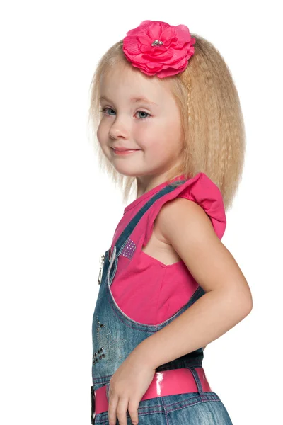 一个微笑的小女孩的侧面肖像 — 图库照片