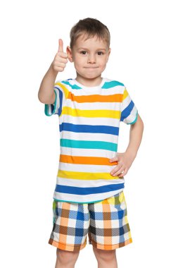 küçük boy gülümseyerek parmağını havaya