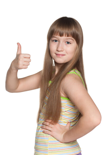Улыбающаяся девочка-подросток с поднятым большим пальцем
