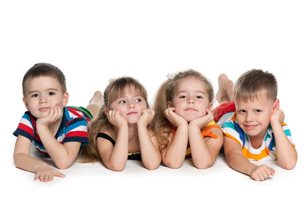 Čtyři předškolních dětí na podlaze — Stock fotografie