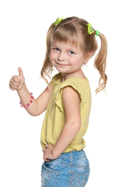 Klein meisje houdt duim omhoog — Stockfoto