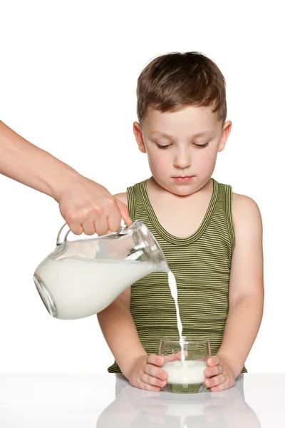 Niño pequeño con un vaso de leche — Foto de Stock