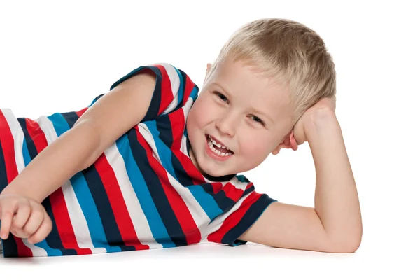 Skrattar förskola pojke på vita — Stockfoto