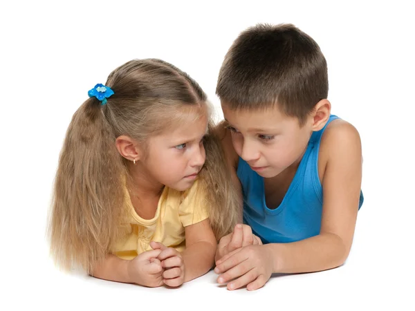 Petit garçon et petite fille sont couchés ensemble — Photo