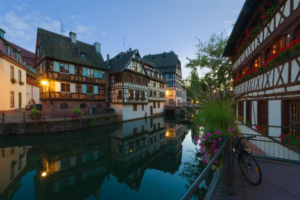 A petite-france területen éjjel Strasbourgban. — Stock Fotó