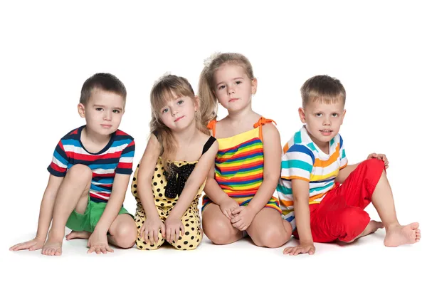 Vier Vorschulkinder sitzen auf dem Boden — Stockfoto