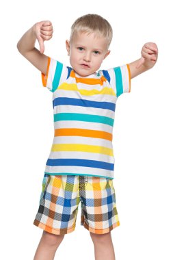 başparmaklarını üzgün çocuk tutan