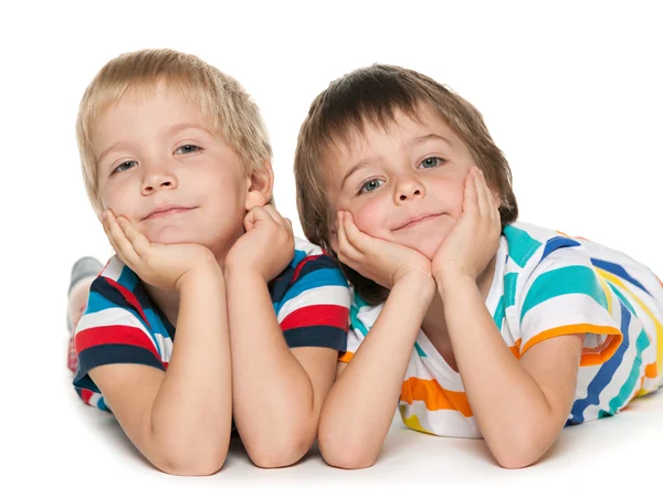 Meninos juntos no fundo branco — Fotografia de Stock