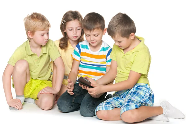 Niños trenzando con un nuevo gadget — Foto de Stock