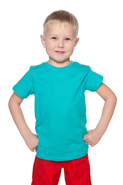 Lächelnder kleiner Junge im blauen Hemd — Stockfoto