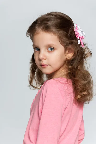 Portrait de profil d'une petite fille intelligente — Photo