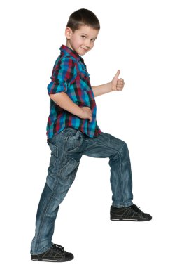 genç çocuk merdivenlerden tırmanıyor