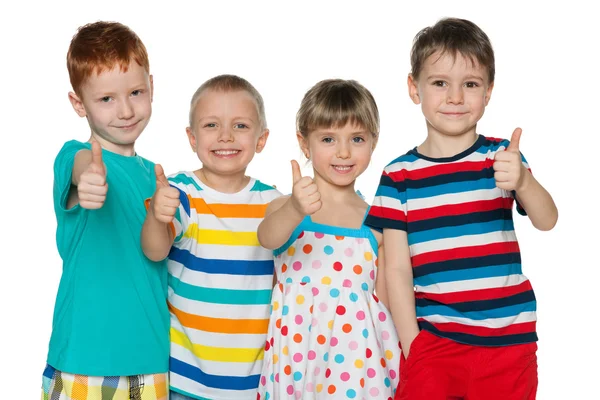 Quatro crianças alegres seguram seus polegares para cima — Fotografia de Stock