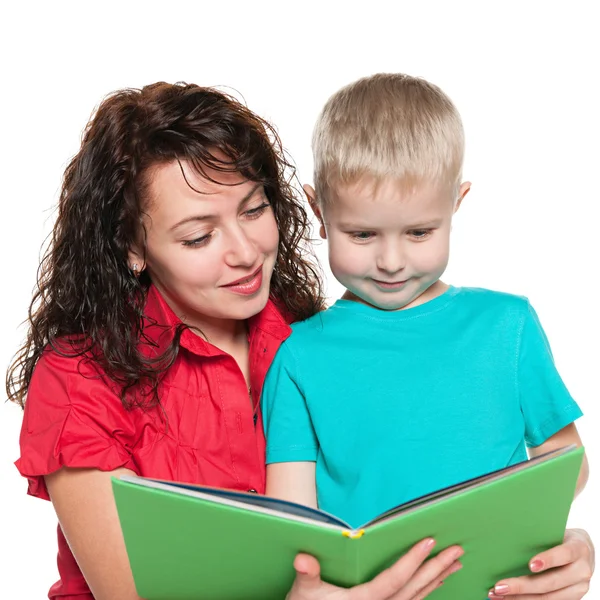 Moeder en haar zoon lezen boek — Stockfoto