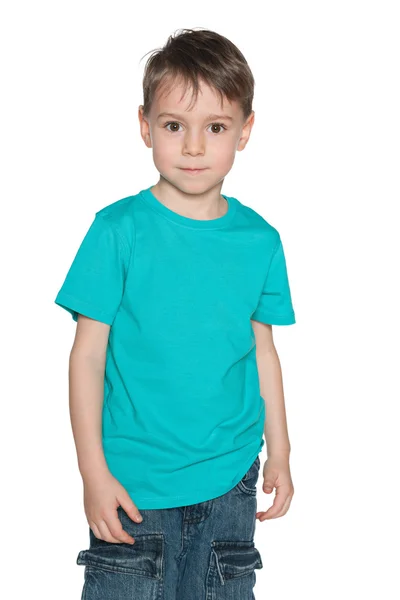 Улыбающийся дошкольник в синей рубашке — стоковое фото