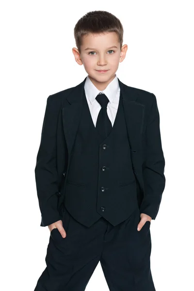 Süßer kleiner Junge im schwarzen Anzug — Stockfoto