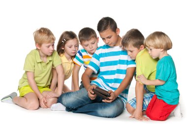 Grup çocuklar bir gadget ile