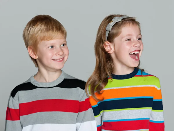 Fröhliche Kinder auf grauem Hintergrund — Stockfoto