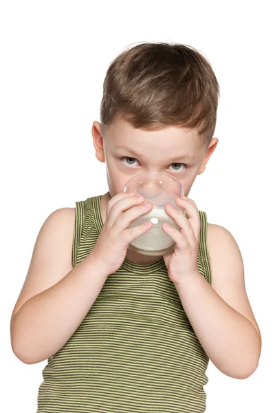 Kleiner Junge trinkt Milch — Stockfoto