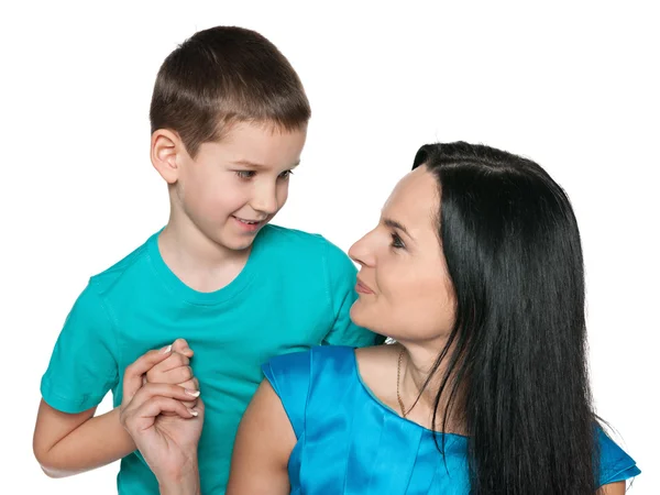 Petit garçon souriant avec sa mère — Photo