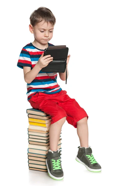 Chytrý mladík s miniaplikaci — Stock fotografie