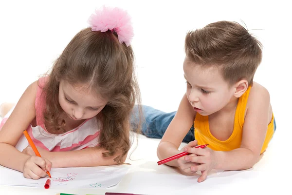 Niños dibujando sobre papel —  Fotos de Stock