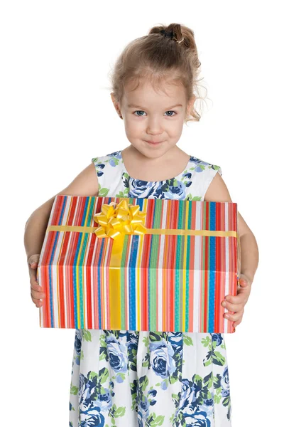 Mooi klein meisje met een doos van de gift — Stockfoto