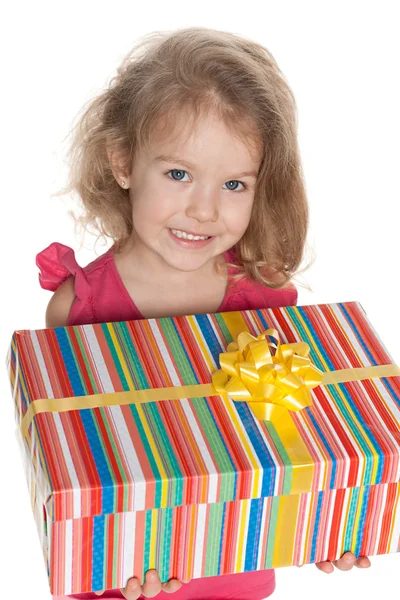 Smiling little girl holds a gift box — Stock Photo, Image