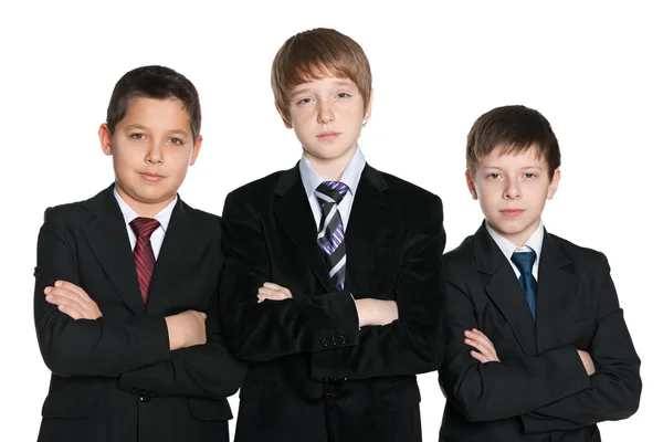 Säker unga pojkar i svarta kostymer — Stockfoto