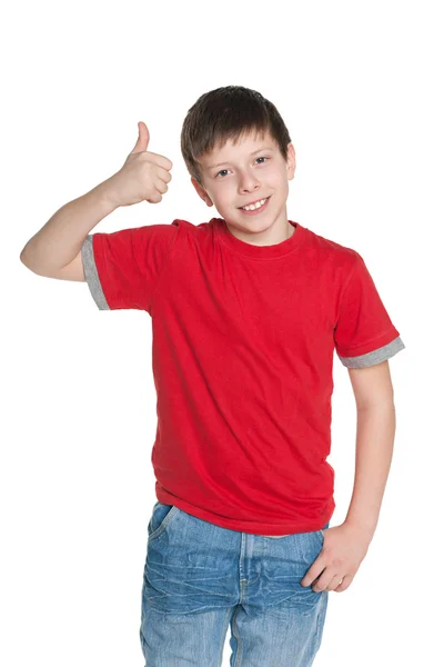 身穿红衬衫的小男孩举起了他的拇指 — 图库照片