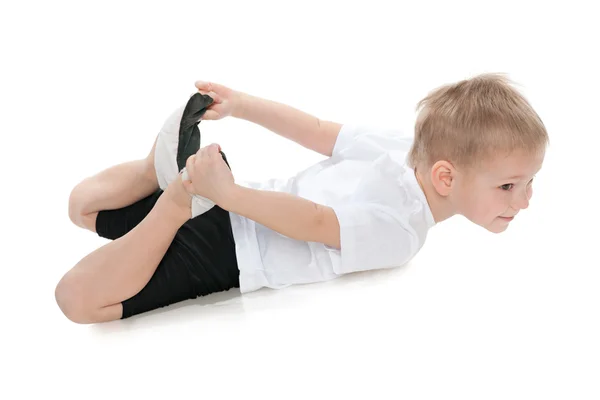 Kleine jongen voert gymnastiek — Stockfoto