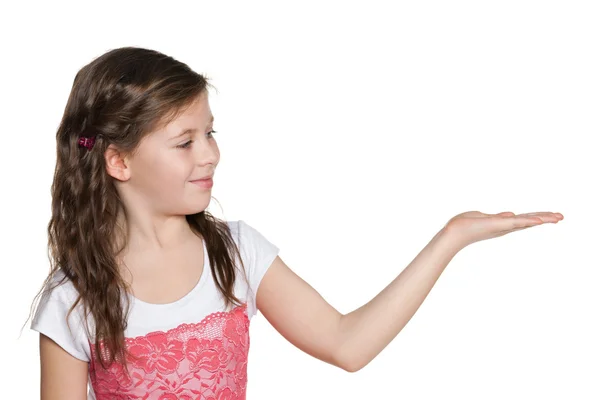 Sorrindo menina faz um gesto de mão — Fotografia de Stock