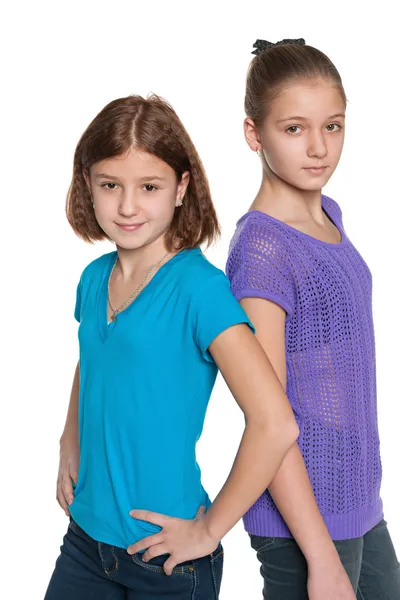 Duas meninas pré-adolescentes contra o branco — Fotografia de Stock