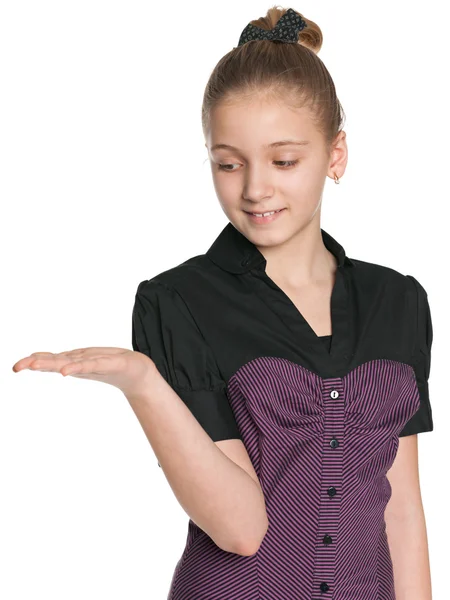 Улыбающаяся девочка-подросток делает жест рукой — стоковое фото