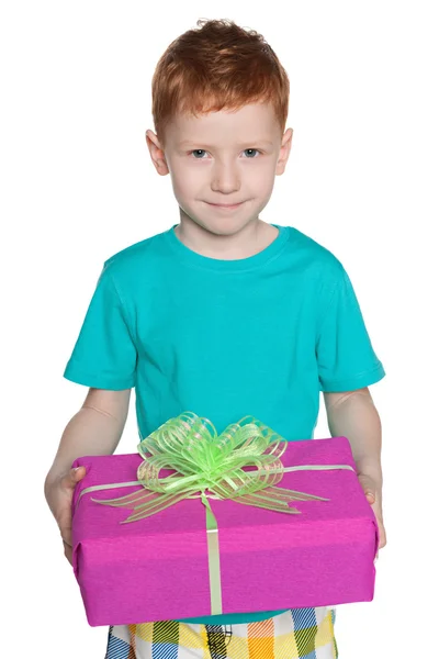 Κοκκινομάλλης νεαρό αγόρι κατέχει ένα κιβώτιο δώρων — Φωτογραφία Αρχείου